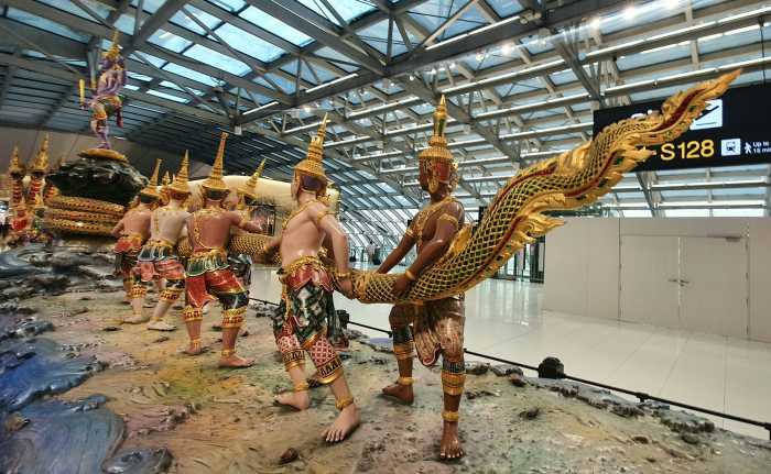 Thai-Skulptur im internationalen Flughafen Suvarnabhumi in Bangkok. Foto: Jahner