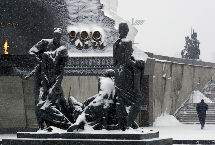 Ein Mann besichtigt das Denkmal des sowjetischen Bildhauers Michail Anikuschin für die heldenhaften Verteidiger Leningrads während der Nazi-Blockade von 1941-1944. Foto: EPA-EFE/Anatoly Maltsev