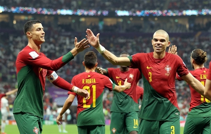 Der Portugiese Cristiano Ronaldo (L) reagiert mit Pepe nach dem 6:1 bei der FIFA Fussball-Weltmeisterschaft 2022. Foto: epa/Abedin Taherkenareh