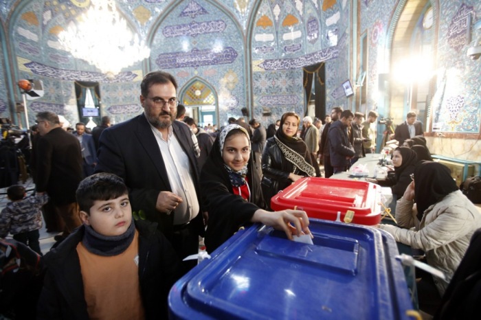 Iraner geben ihre Stimmen während der iranischen Parlamentswahlen in der Ershad-Moschee im Norden Teherans ab, Iran, 01. März 2024. Foto: epa-efe/Abedin Taherkenareh