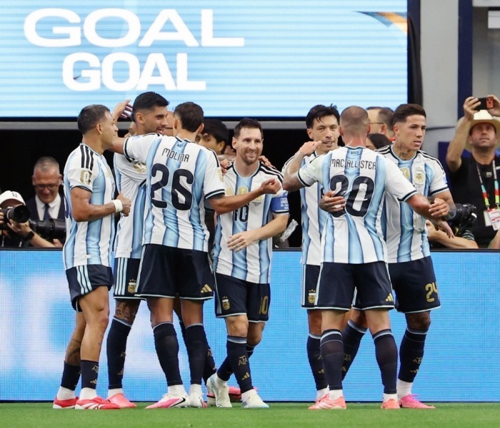 Lionel Messi jubelt mit seinen Teamkollegen nach seinem ersten Treffer beim WM-Gruppenspiel gegen Österreich in Dallas. Foto: EPA/Jiji Press