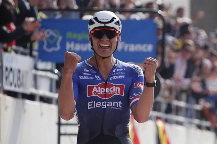 Der Holländer Mathieu Van Der Poel vom Team Alpecin Deceuninck gewinnt die 120. Auflage des Radrennens Paris-Roubaix über 256,6 km. Foto: epa/Yoan Valat