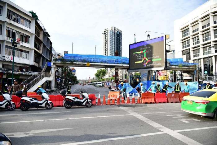 Wegen des Tunnelwasserlecks an der Purple Line bleibt der Bereich am Kreisverkehr Wongwian Yai weiträumig abgesperrt. Ingenieure überwachen die Gefahrenzone rund um die Uhr. Bild: Bangkok Metropolitan Administration (BMA)