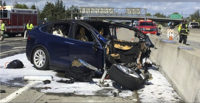 Das Videostandbild zeigt die Unfallszene nach einem tödlichen Unfall mit einem Tesla-Elektroauto auf dem Highway 101 bei Mountain View (bestmögliche Qualität). Foto: KTVU/Ap/dpa
