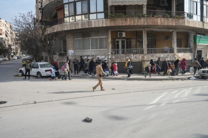 Zivilisten verlassen mit ihrem Hab und Gut Stadtteile von Aleppo, nachdem anhaltende Gefechte zwischen Regierungstruppen und den Syrian Democratic Forces erneut Tausende zur Flucht zwingen. Foto: epa/Ahmad Fallaha