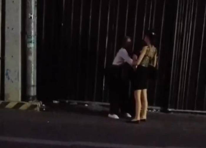 Ein Video soll den Moment zeigen, in dem ein südkoreanischer Tourist auf der Walking Street von mutmaßlichen Taschendieben bedrängt und bestohlen wird. Bild: TMN.TV