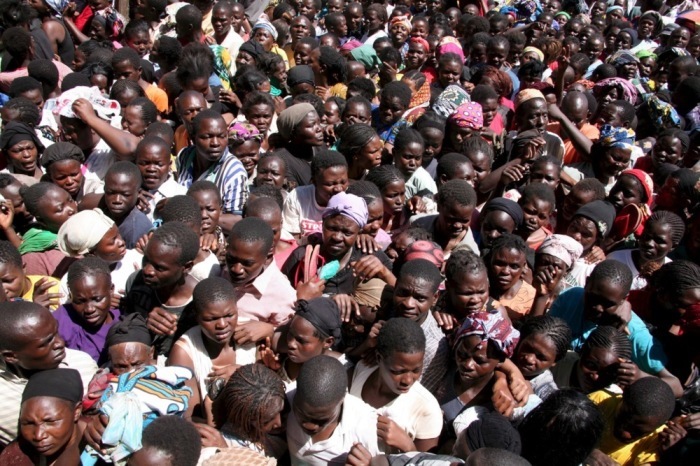 Im Mathare Slum in Nairobi drängeln sich Hunderte von Menschen um die Lebensmittel, die das Rote Kreuz verteilt. Foto: epa/Boniface Mwangi