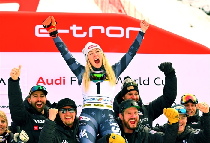 Mikaela Shiffrin aus den USA (C) und das alpine Skiteam der USA feiern den Sieg im Riesenslalom der Frauen beim Alpinen Skiweltcup in Slowenien. Foto: EPA-EFE/Alen Milavec