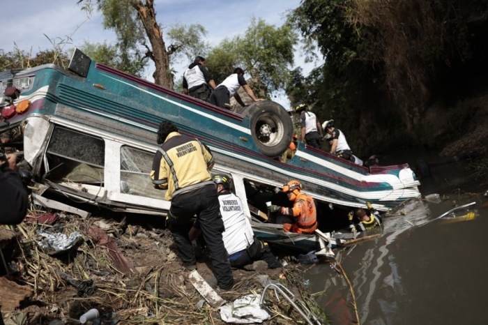 Ehrenamtliche Feuerwehrleute arbeiten an der Stelle eines Busunfalls im Norden von Guatemala-Stadt. Foto: epa/David Toro