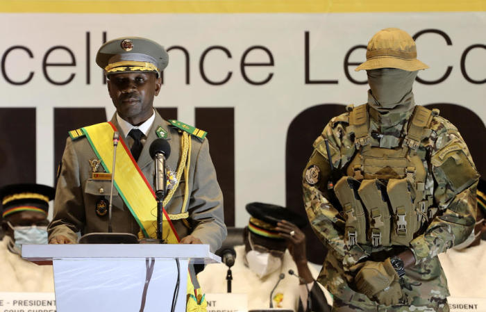 Malis Übergangspräsident Oberst Assimi Goita (L) bei seiner Vereidigung in Bamako. Foto: epa/Hadama Diakite