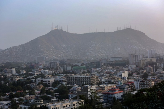 Mobilfunkmasten auf einem Hügel in Kabul, während die Taliban in der Provinz Balkh den Zugang zum Glasfaserinternet eingeschränkt haben. Foto: epa/Samiullah Popal