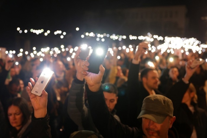 Die Demonstranten halten während der Blockade der Autokomanda-Kreuzung in Belgrad Mobiltelefone mit Taschenlampen hoch. Foto: epa/Andrej Cukic