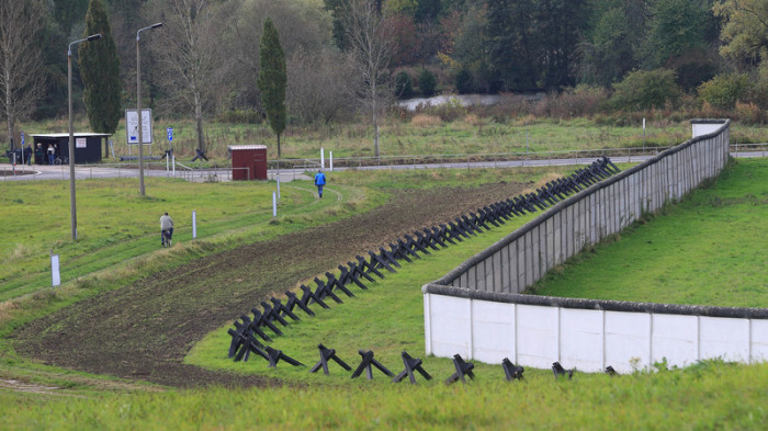 Eine Ansicht des Grenzdenkmals, abgebildet in Hoetensleben. Foto: epa/Jens Wolf