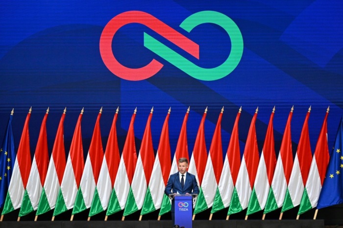 Ein Oppositionspolitiker spricht nach der Parlamentswahl bei einer Pressekonferenz in Budapest. Foto: epa/Tibor Illyes