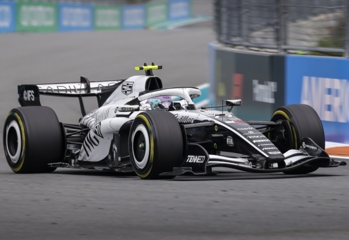Valtteri Bottas fährt im Cadillac beim Formel-1-Rennen in Miami über den Kurs des Miami International Autodrome. Foto: EPA/Cristobal Herrera-ulashkevich