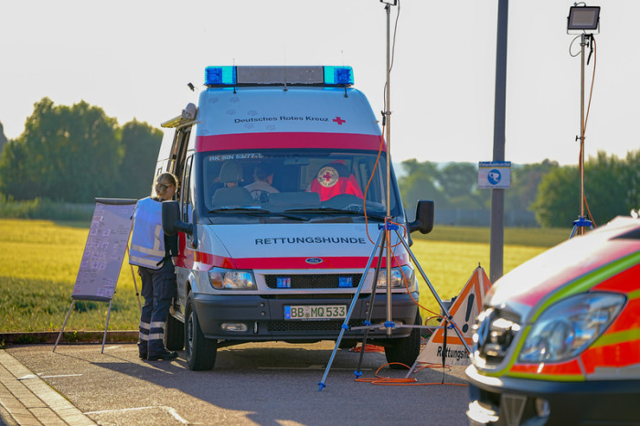Polizei, Suchhunde und zahlreiche Einsatzkräfte sind in Renningen auf der Suche nach einem vermissten Kleinkind im Einsatz. Foto: dpa/Onw-images/enrique Kaczor