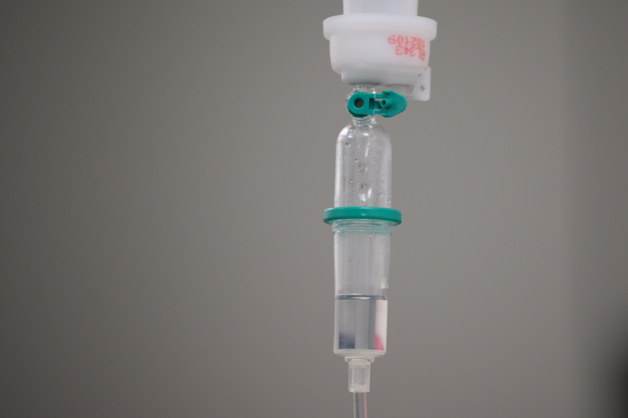 Eine Infusion wurde bei einem Patienten in einem Raum zur Vorbereitung einer Operation in einem Krankenhaus gelegt. Foto: Sebastian Gollnow/dpa