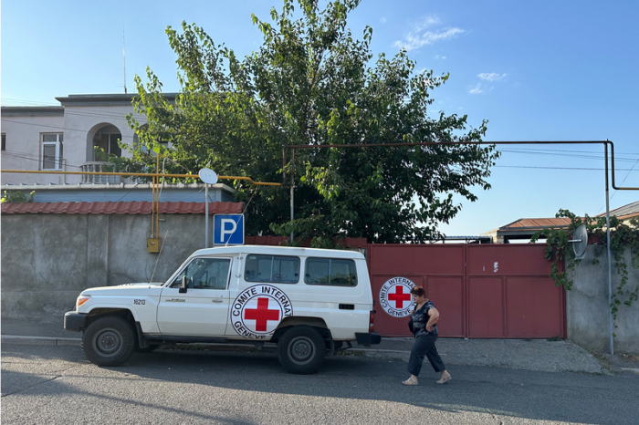 Ein Fahrzeug des Internationalen Roten Kreuzes steht vor einem Haus. Foto: Marut Vanyan/dpa