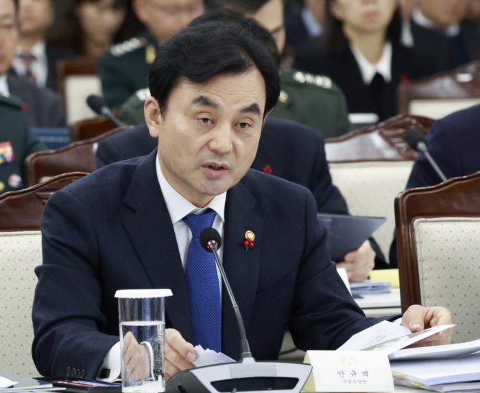Südkoreas Verteidigungsminister Ahn Gyu-back spricht bei einem Arbeitsbericht der Ministerien vor Präsident Lee Jae Myung. Foto: epa/Yonhap