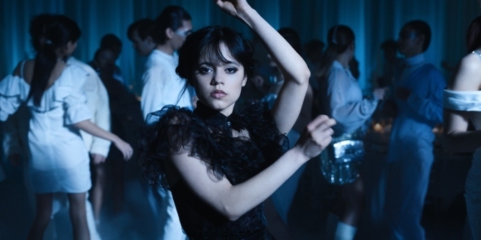 Jenna Ortega als Wednesday Addams in einer Tanzszene der Episode 104 der Netflix-Serie «Wednesday». Foto: W Courtesy Of Netflix