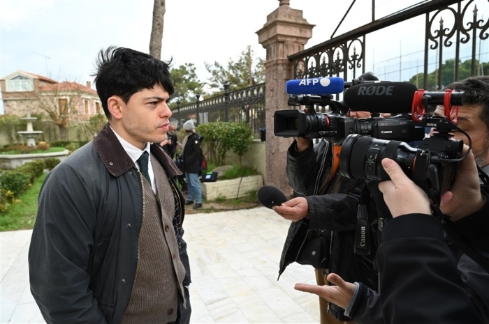 Der Retter Sean Binder (L), einer der 24 Angeklagten, die sich wegen der Rettung von Flüchtlingen vor Gericht verantworten müssen, gibt vor dem Gerichtsgebäude in Mytilini auf der Insel Lesbos eine Erklärung an die Presse ab. FotoEpa/STR