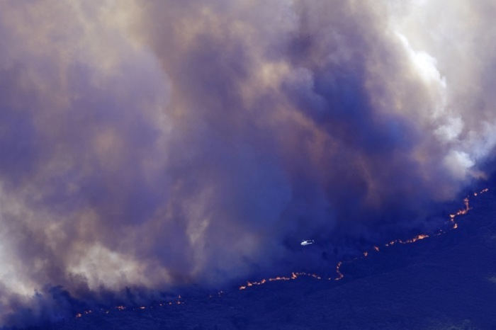 Flammen erfassen Vegetation nahe Burgohondo in der spanischen Provinz Ávila, wo Einsatzkräfte einen Waldbrand bekämpfen und Anwohner evakuiert wurden. Foto: EPA/Raul Sanchidrian