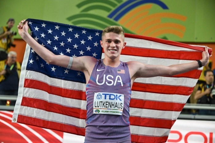 Cooper Lutkenhaus jubelt nach seinem Sieg über 800 Meter bei der Hallen-WM und präsentiert stolz seine Goldmedaille in Torun. Foto: epa/Adam Warzawa