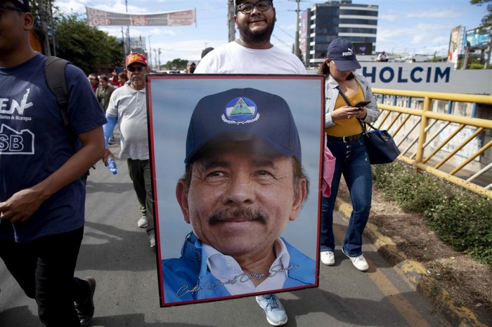 Ein Demonstrant marschiert mit einem Bild des nicaraguanischen Präsidenten Daniel Ortega. Foto: EPA-EFE/Jorge Torres
