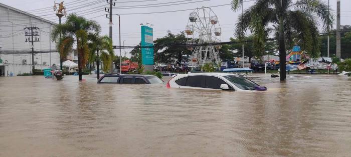 Hat Yai unter Wasser: Autos versinken, Straßen werden zu Flüssen – über zwei Millionen Menschen betroffen. Bild: PR Songkhla