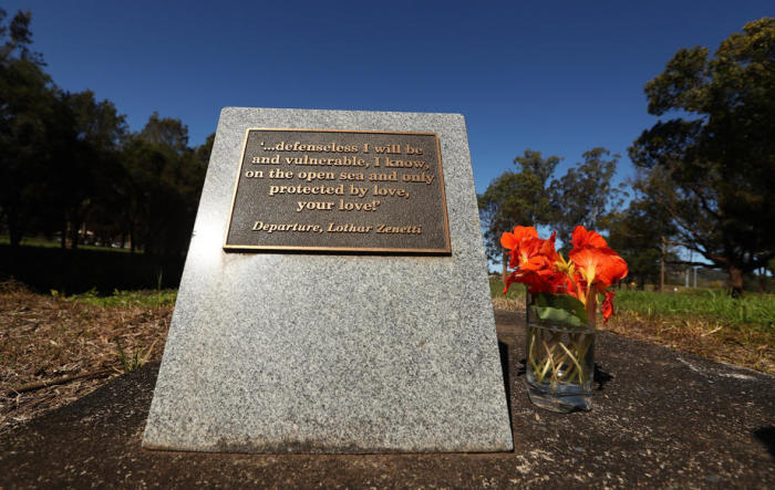 Die Gedenktafel zur Erinnerung an die deutsche Rucksacktouristin Simone Strobel ist vor dem Lismore Centra Tourist Park in Lismore zu sehen. Foto: epa/Jason O'brien