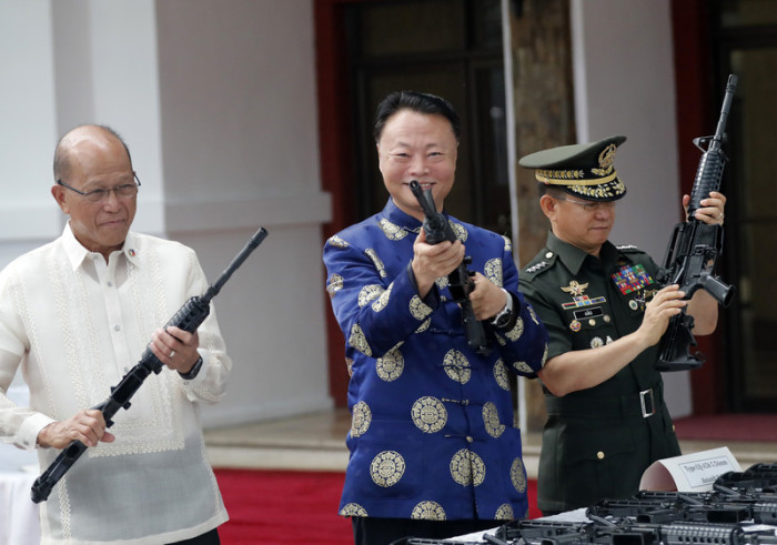  Der chinesische Botschafter überreicht die Waffen in Manila. Foto: epa/Francis R. Malasig