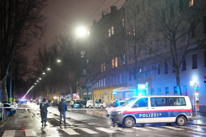 Polizisten ermitteln am Tatort. Drei Frauen sind am Freitagabend, 23. Februar 2024, in einem Bordell in Wien-Brigittenau tot aufgefunden worden. Foto: Georg Hochmuth/Apa/dpa