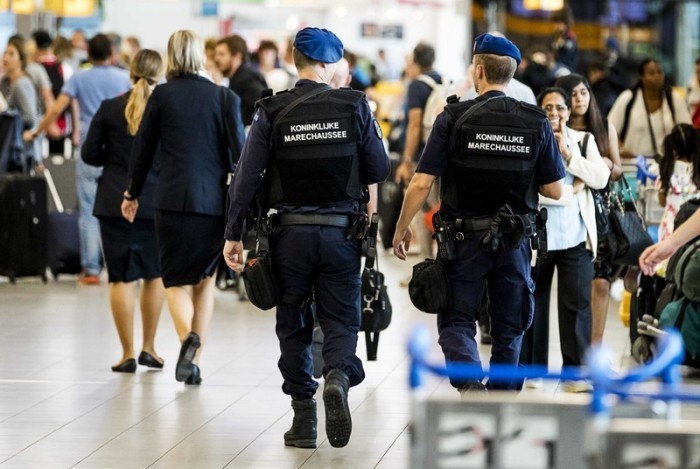 Holländische Militärpolizisten führen zusätzliche Patrouillen am Flughafen Schiphol in Amsterdam durch. Archivfoto: epa/REMKO DE WAAL
