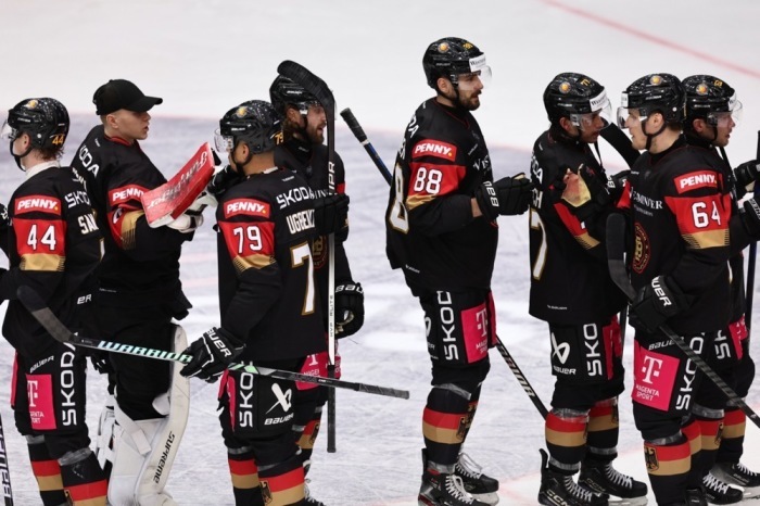 Die deutschen Spieler feiern den Sieg im internationalen Eishockey-Freundschaftsspiel. Foto: epa/Anna Szilagyi