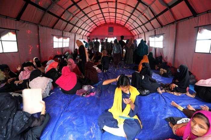 Die Rohingya-Flüchtlinge ruhen sich in ihrem von der indonesischen Katastrophenschutzbehörde bereitgestellten Zelt auf der Insel Idaman aus. Archivfoto: epa/HOTLI SIMANJUNTAK