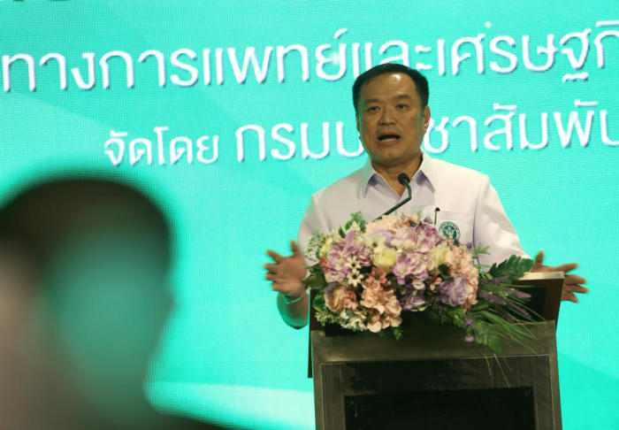 Thailands Gesundheitsminister Anutin Charnvirakul. Foto: epa/Narong Sangnak