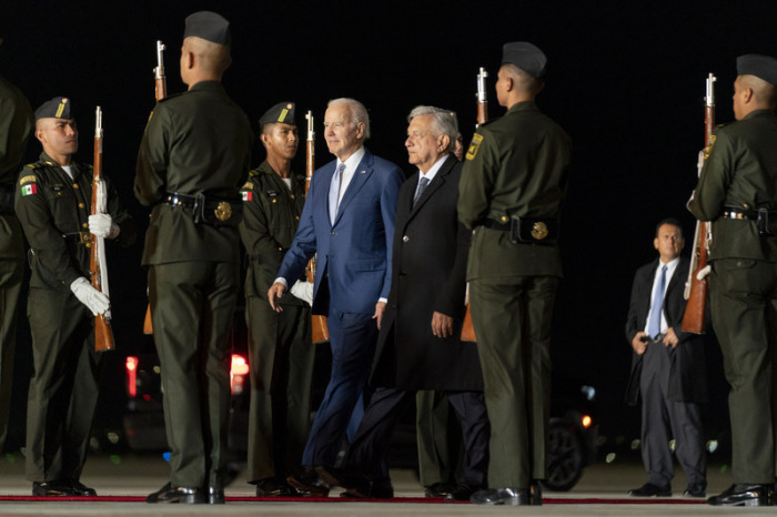 Joe Biden, Präsident der USA, wird von Andres Manuel Lopez Obrador, Präsident von Mexiko, bei seiner Ankunft am internationalen Flughafen von Mexiko-Stadt in Mexiko-Stadt, Mexiko, begrüßt. Foto: Andrew Harnik/Ap/dpa