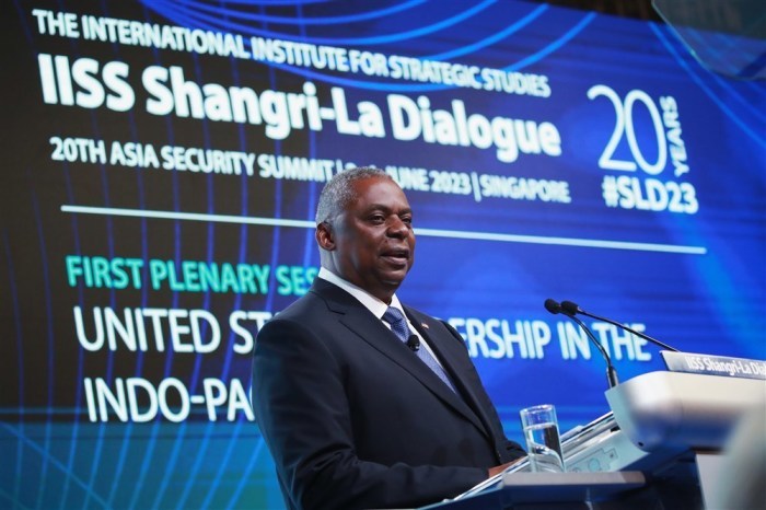 US-Verteidigungsminister Lloyd Austin hält seine Rede auf einer Plenarsitzung des Shangri-la-Dialogs des Internationalen Instituts für Strategische Studien (IISS) in Singapur. Foto: epa/How Hwee Young