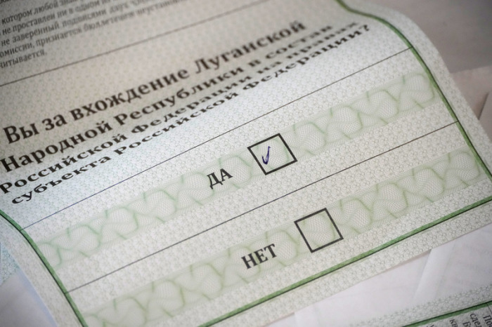 Ein mit «Ja» gekennzeichneter Stimmzettel ist in einer Wahlurne in Luhansk zu sehen. Foto: Uncredited/Ap/dpa