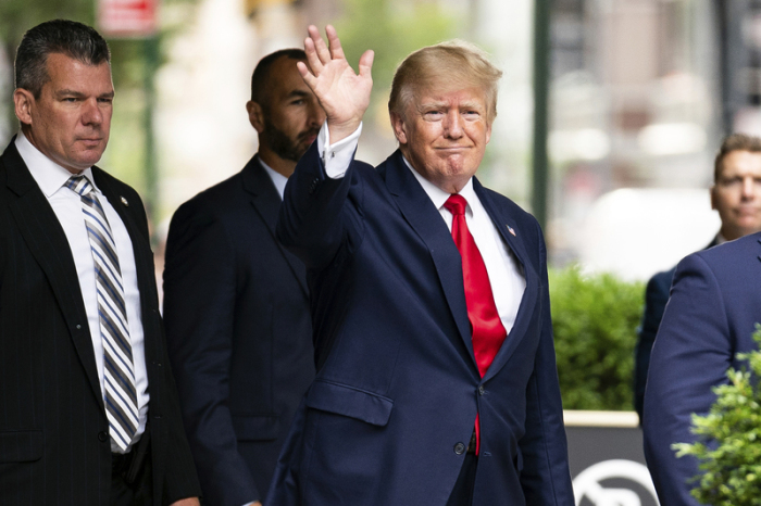 Donald Trump, ehemaliger Präsident der USA, winkt, als er den Trump Tower verlässt. Er ist auf dem Weg zur New Yorker Generalstaatsanwaltschaft, wo er im Rahmen einer zivilrechtlichen Untersuchung aussagen muss. Foto: Julia Nikhinson