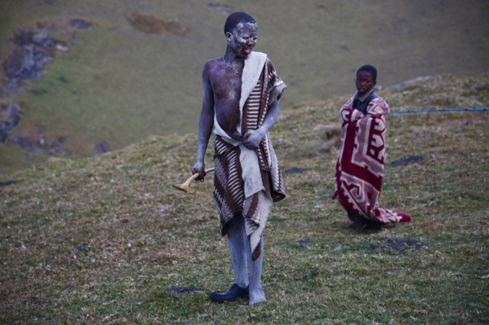 Junge Abakhwetha der Xhosa stehen während ihres traditionellen Initiationsrituals auf einem Hügel an der Wild Coast in Südafrika. Foto: epa/Nic Bothma