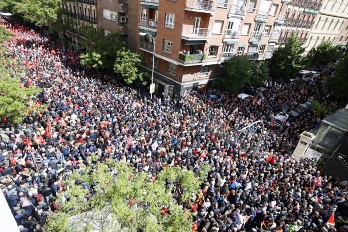 Unterstützer der Sozialistischen Partei Spaniens demonstrieren für den spanischen Premierminister Pedro Sanchez. Foto: epa/Fernando Alvarado
