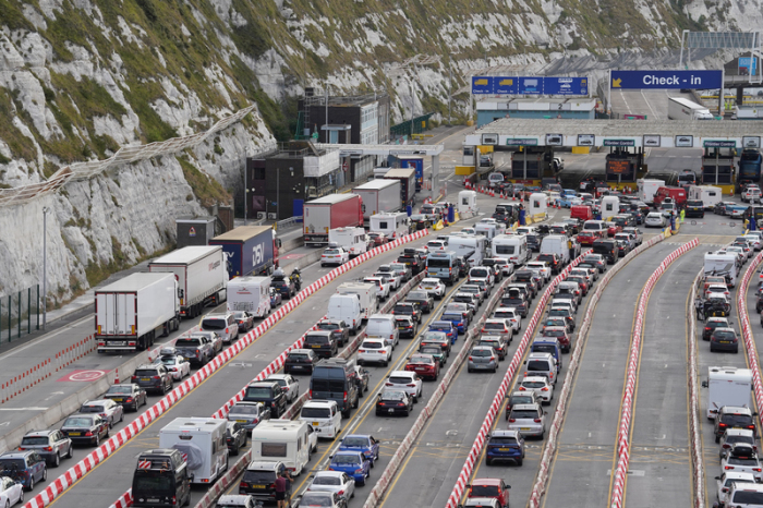 Autos stehen Schlange vor der Abfertig im Hafen von Dover. Vor der Überfahrt nach Frankreich müssen Reisende vor dem britischen Hafen Dover weiterhin mit langen Wartezeiten rechnen. Foto: Gareth Fuller