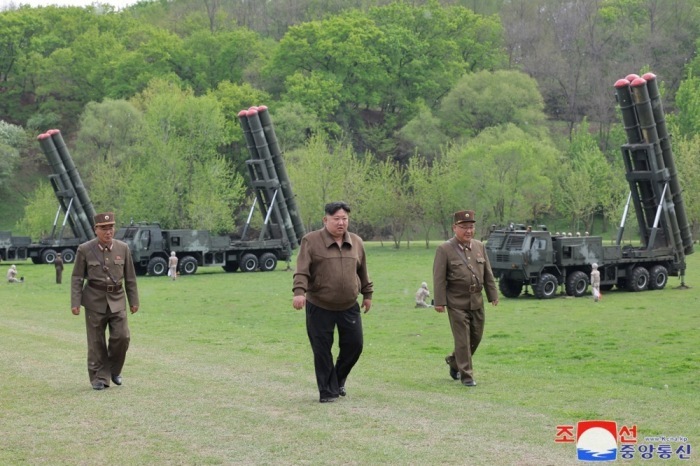Das nordkoreanische Staatsoberhaupt Kim Jong Un (C) beaufsichtigt eine simulierte Übung für einen nuklearen Gegenschlag an einem ungenannten Ort. Foto: epa/Kcna