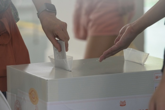 Wähler geben ihre Stimme in einem Wahllokal in Singapur ab. Foto: epa/Simon Lim