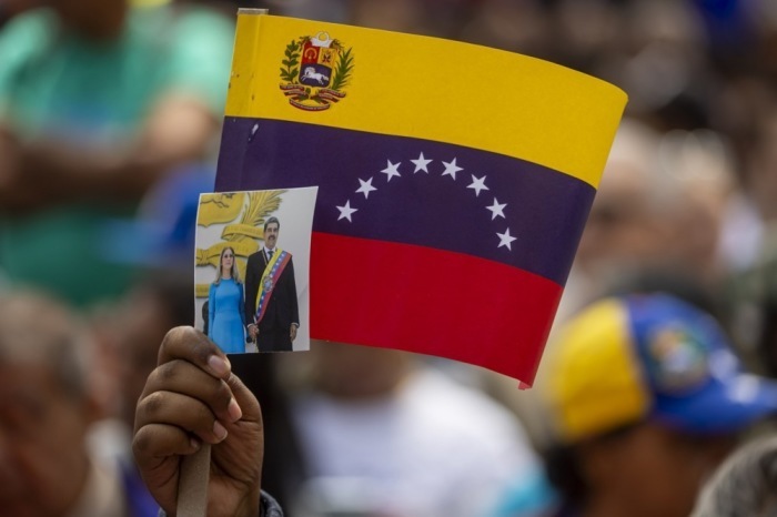 Anhänger von Nicolás Maduro demonstrieren in Caracas mit Porträts des Ex-Präsidenten und venezolanischen Fahnen nach einer Gerichtsanhörung. Foto: epa/Miguel Gutierrez