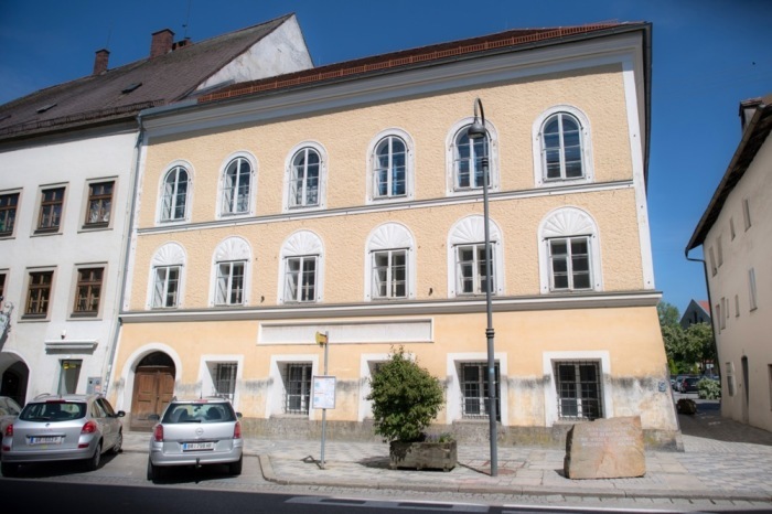 Eine Gesamtansicht des Geburtshauses von Adolf Hitler in Braunau am Inn. Foto: epa/Christian Bruna