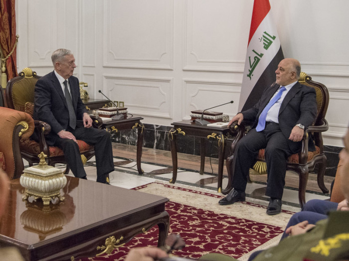 Mattis (l.) traf mit Iraks Ministerpräsident Haidar al-Abadi zusammen. Foto: epa/Tech. Sgt. Brigitte Brantley