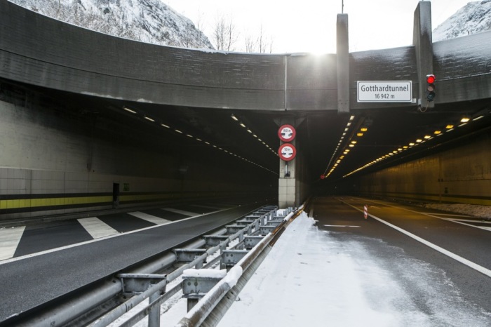Das Nordportal des Gotthardtunnels. Mit dem Bau der zweiten Gotthardröhre strebt die Schweiz nach einer verbesserten Verkehrsanbindung und wirtschaftlicher Belebung im Tessin.Foto: EPA-EFE/Alexandra Wey
