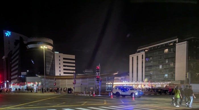 Ein Fußgänger geht über eine abgesperrte Straße nahe dem US-Konsulat in Dubai, nachdem eine mutmaßlich iranische Drohne den Bereich getroffen hatte. Foto: epa/Stringer